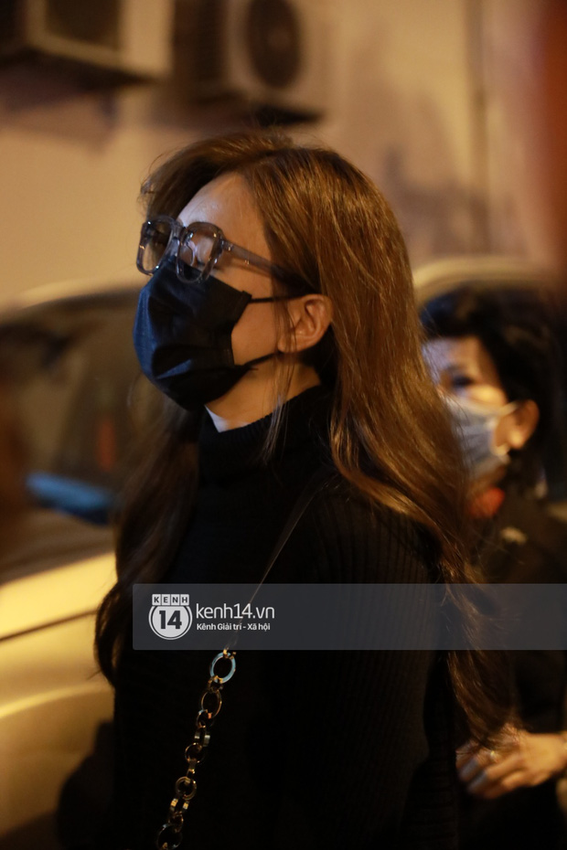 Vợ chồng Trấn Thành, Việt Hương và nhiều nghệ sĩ đến viếng cố nghệ sĩ Chí Tài vào tối muộn, ai cũng bật khóc vì quá đau thương!-27