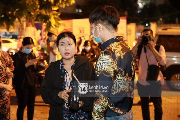Vợ chồng Trấn Thành, Việt Hương và nhiều nghệ sĩ đến viếng cố nghệ sĩ Chí Tài vào tối muộn, ai cũng bật khóc vì quá đau thương!-10