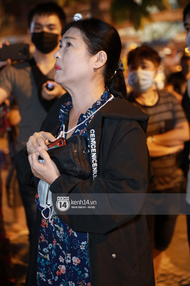 Vợ chồng Trấn Thành, Việt Hương và nhiều nghệ sĩ đến viếng cố nghệ sĩ Chí Tài vào tối muộn, ai cũng bật khóc vì quá đau thương!-11