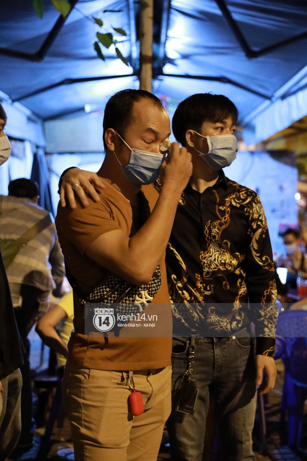 Vợ chồng Trấn Thành, Việt Hương và nhiều nghệ sĩ đến viếng cố nghệ sĩ Chí Tài vào tối muộn, ai cũng bật khóc vì quá đau thương!-13