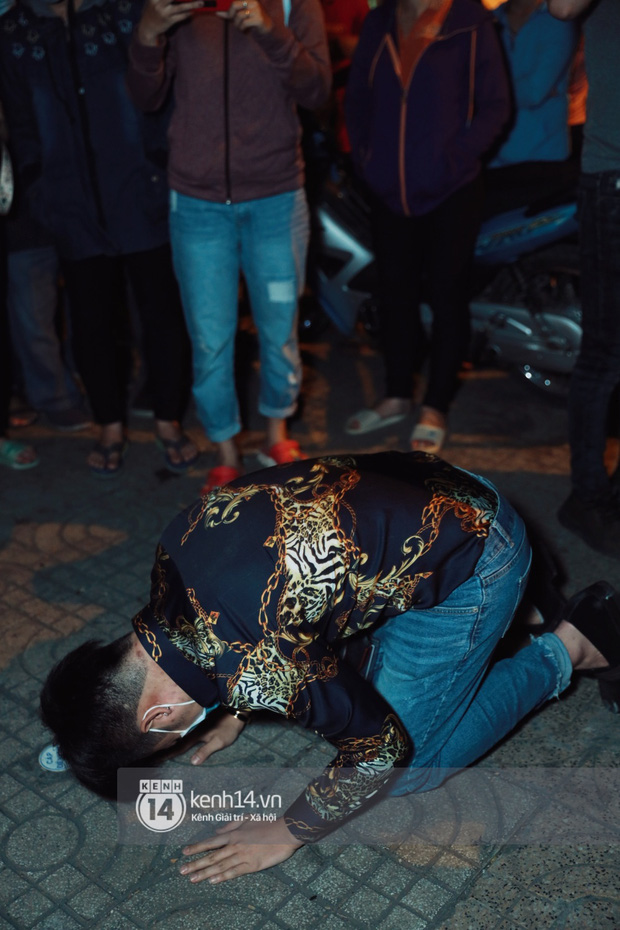 Vợ chồng Trấn Thành, Việt Hương và nhiều nghệ sĩ đến viếng cố nghệ sĩ Chí Tài vào tối muộn, ai cũng bật khóc vì quá đau thương!-14