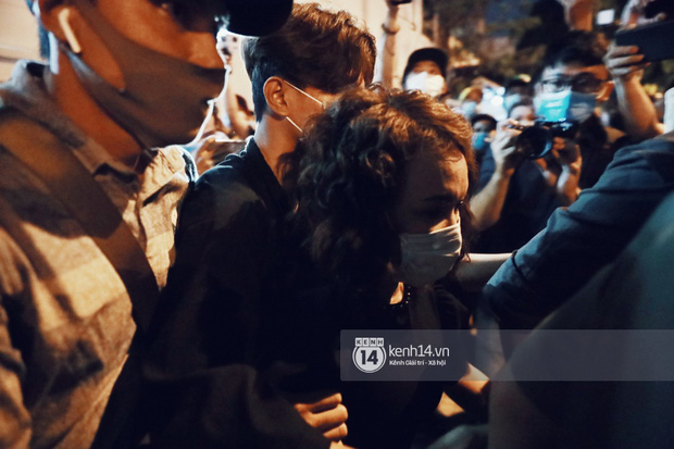 Vợ chồng Trấn Thành, Việt Hương và nhiều nghệ sĩ đến viếng cố nghệ sĩ Chí Tài vào tối muộn, ai cũng bật khóc vì quá đau thương!-7