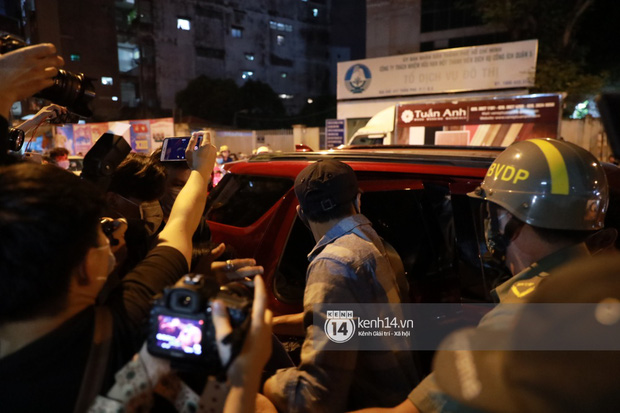Vợ chồng Trấn Thành, Việt Hương và nhiều nghệ sĩ đến viếng cố nghệ sĩ Chí Tài vào tối muộn, ai cũng bật khóc vì quá đau thương!-6