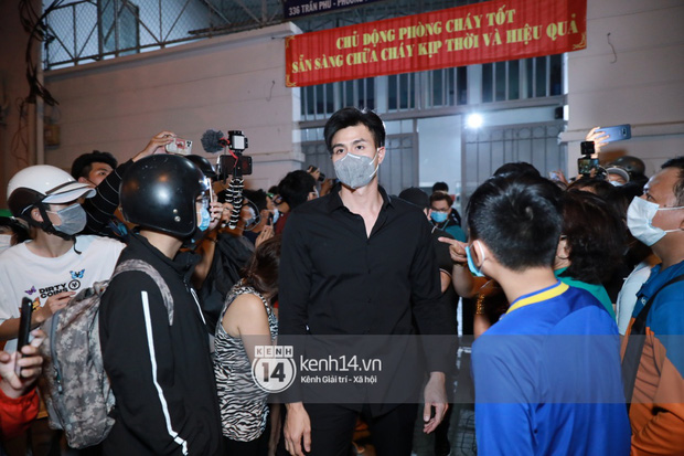 Vợ chồng Trấn Thành, Việt Hương và nhiều nghệ sĩ đến viếng cố nghệ sĩ Chí Tài vào tối muộn, ai cũng bật khóc vì quá đau thương!-2