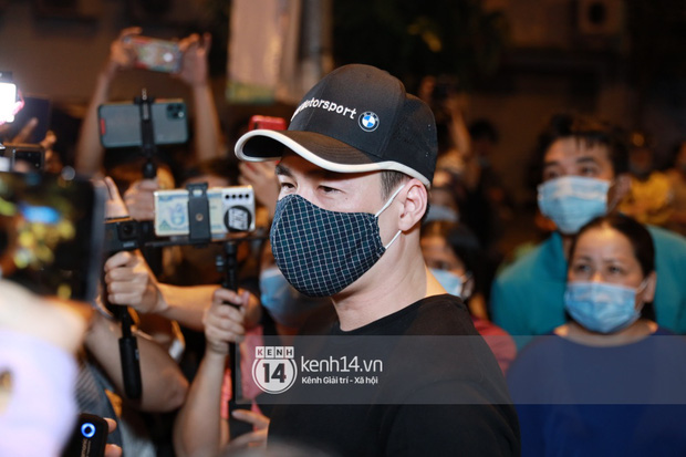 Vợ chồng Trấn Thành, Việt Hương và nhiều nghệ sĩ đến viếng cố nghệ sĩ Chí Tài vào tối muộn, ai cũng bật khóc vì quá đau thương!-5