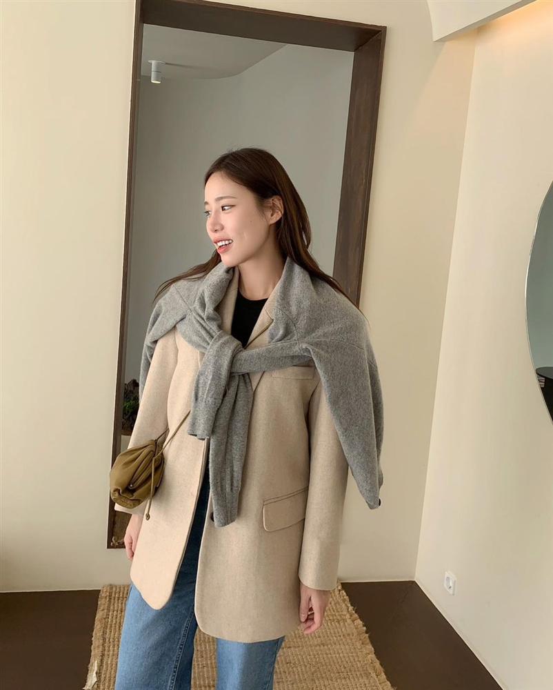 Chọn blazer không khéo có thể biến thành bà cô lỗi thời nhưng bạn mặc 4 kiểu này thì chỉ trẻ xinh, thanh lịch trở lên-3