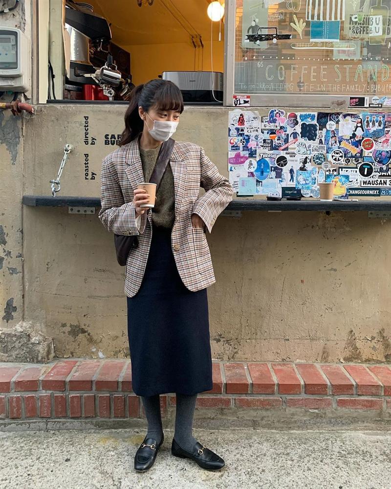 Chọn blazer không khéo có thể biến thành bà cô lỗi thời nhưng bạn mặc 4 kiểu này thì chỉ trẻ xinh, thanh lịch trở lên-12