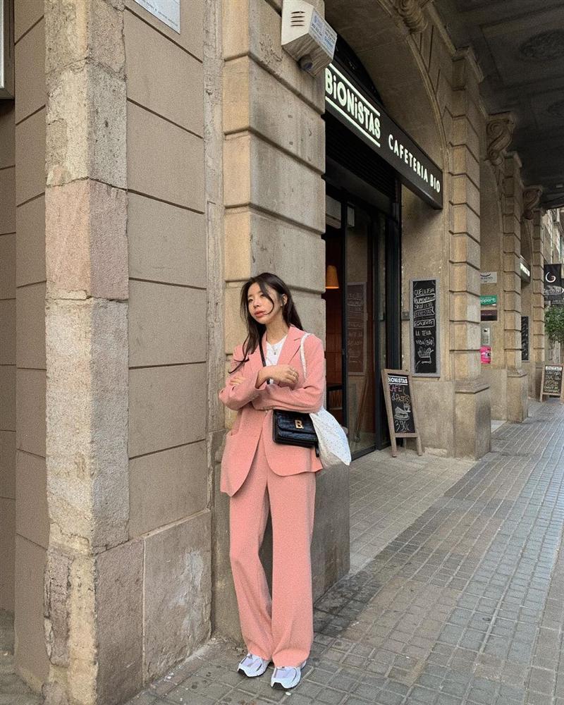 Chọn blazer không khéo có thể biến thành bà cô lỗi thời nhưng bạn mặc 4 kiểu này thì chỉ trẻ xinh, thanh lịch trở lên-16