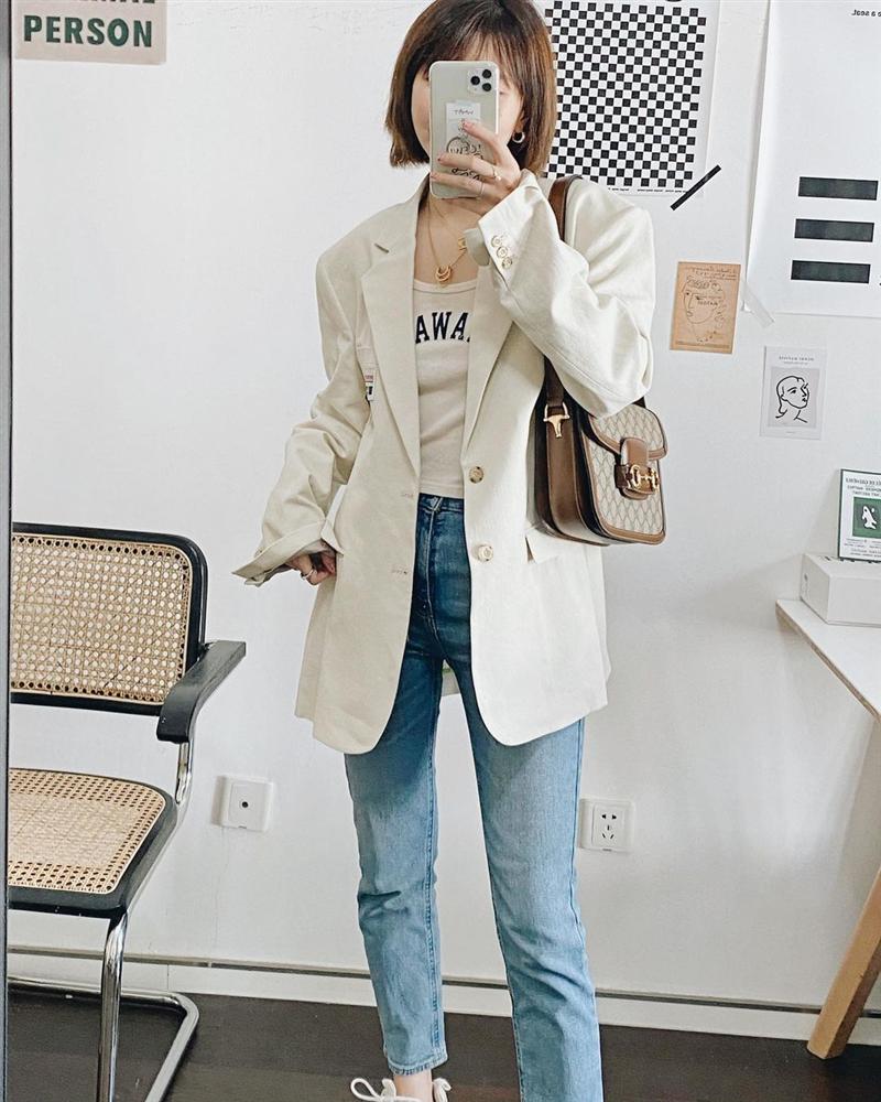 Chọn blazer không khéo có thể biến thành bà cô lỗi thời nhưng bạn mặc 4 kiểu này thì chỉ trẻ xinh, thanh lịch trở lên-7