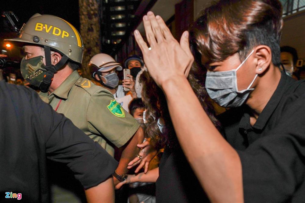 Đội quân streamer gây hỗn loạn ở nơi bảo quản thi thể nghệ sĩ Chí Tài-5