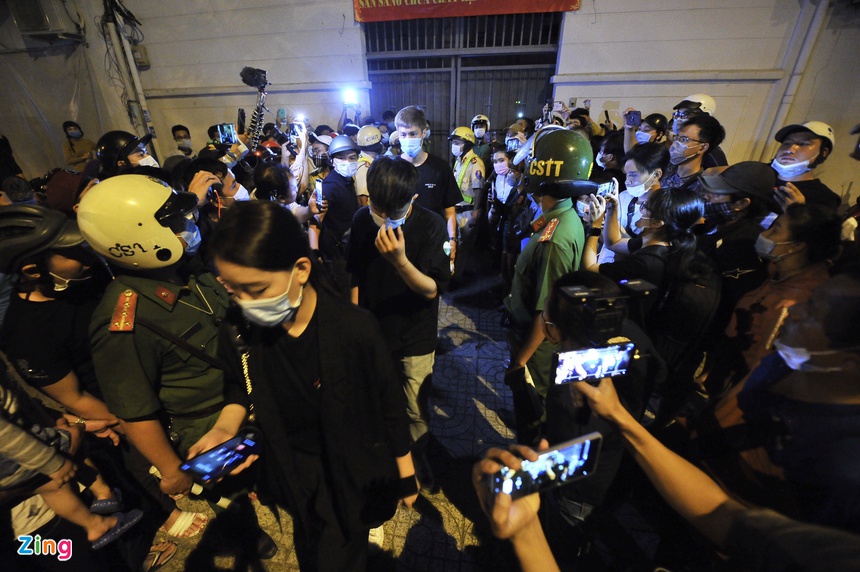 Đội quân streamer gây hỗn loạn ở nơi bảo quản thi thể nghệ sĩ Chí Tài-9