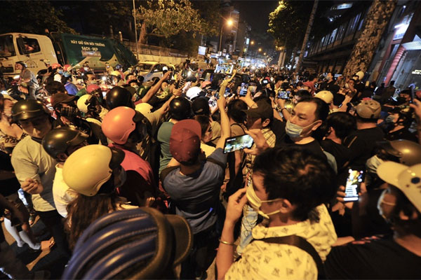 Người dân ngủ gật, vật vờ trước trung tâm pháp y đến 1h sáng-8