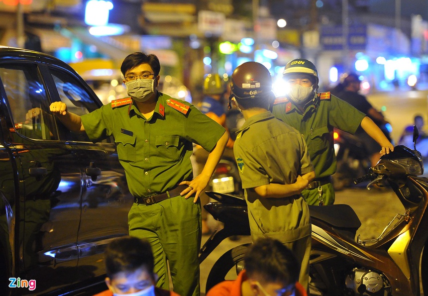 Người dân ngủ gật, vật vờ trước trung tâm pháp y đến 1h sáng-2