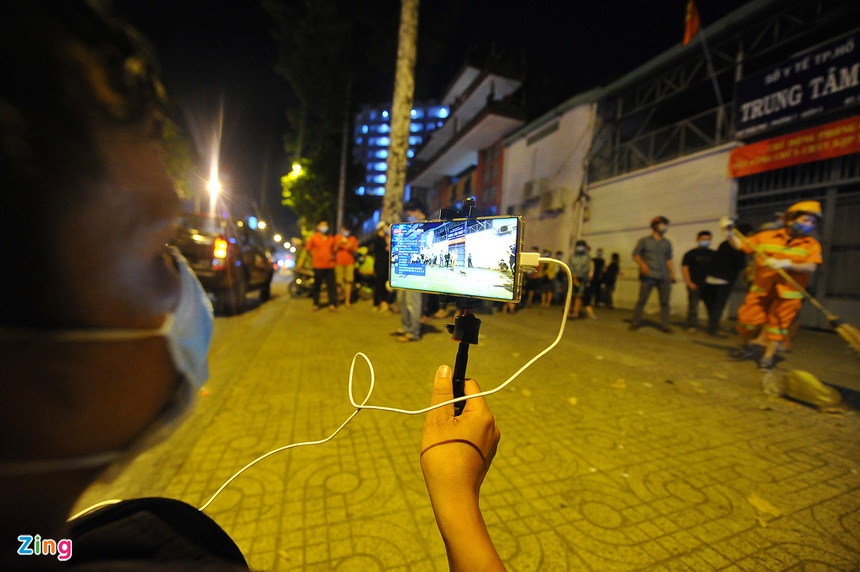 Người dân ngủ gật, vật vờ trước trung tâm pháp y đến 1h sáng-3