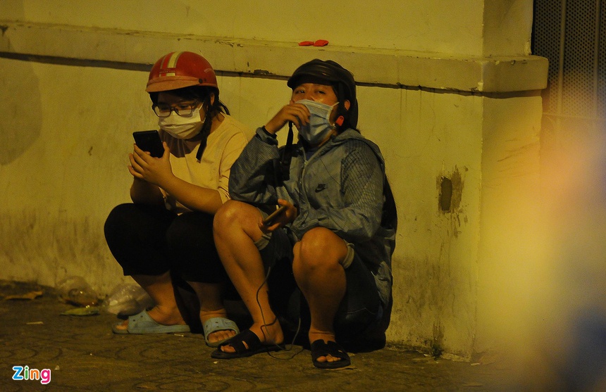 Người dân ngủ gật, vật vờ trước trung tâm pháp y đến 1h sáng-4