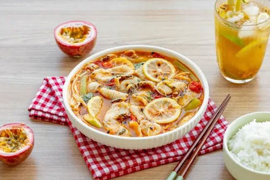 Tuyệt chiêu nấu canh cá đơn giản ngoài sức tưởng tượng: Chỉ cần thêm loại quả siêu quen thuộc này để khử sạch không còn chút mùi tanh!