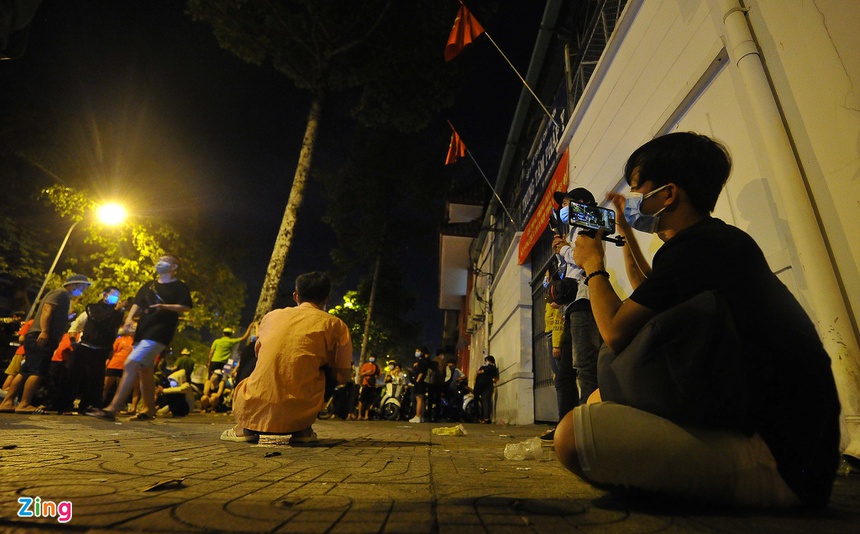 Người dân ngủ gật, vật vờ trước trung tâm pháp y đến 1h sáng-5