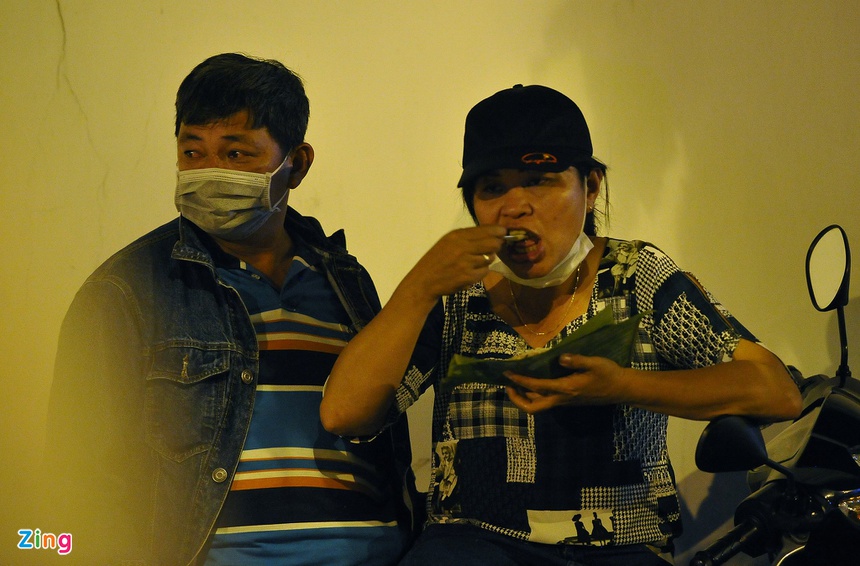 Người dân ngủ gật, vật vờ trước trung tâm pháp y đến 1h sáng-6