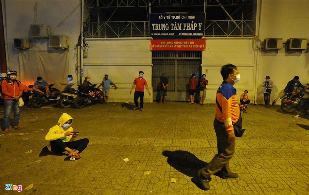 Người dân ngủ gật, vật vờ trước trung tâm pháp y đến 1h sáng-7