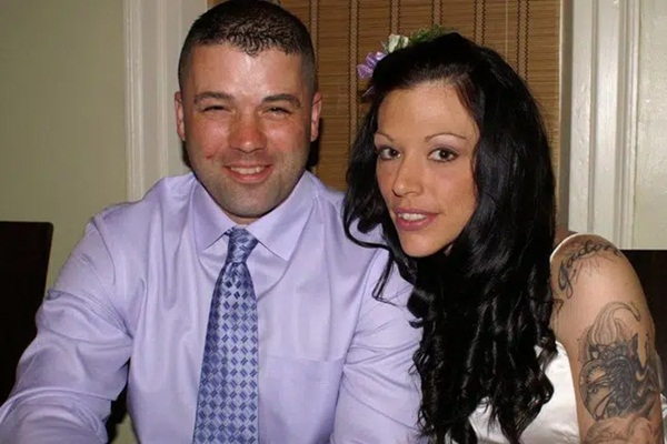 Đi làm về sớm tạo bất ngờ cho chồng, tưởng có giây phút thăng hoa nhưng vợ sụp đổ khi phát hiện bí mật giấu trong tủ quần áo-1