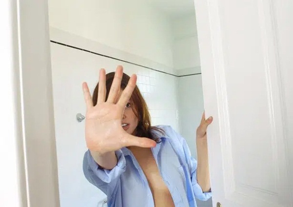 Đi làm về sớm tạo bất ngờ cho chồng, tưởng có giây phút thăng hoa nhưng vợ sụp đổ khi phát hiện bí mật giấu trong tủ quần áo-2