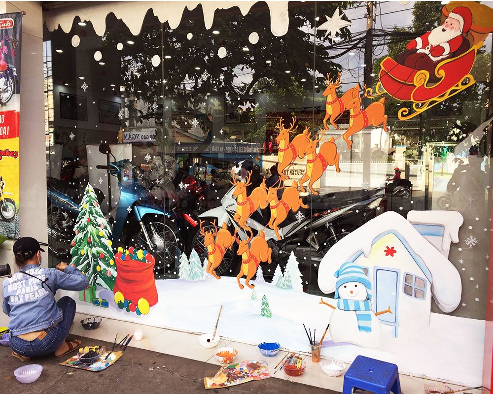 Noel 2020: Dịch vụ vẽ ông già tuyết trên cửa kính nở rộ, nhân viên ngày đút ví vài triệu đồng-2