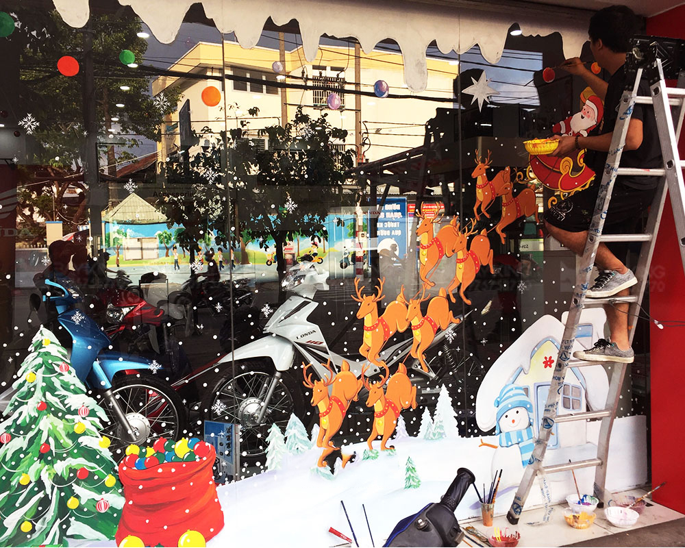 Noel 2020: Dịch vụ vẽ ông già tuyết trên cửa kính nở rộ, nhân viên ngày đút ví vài triệu đồng-4