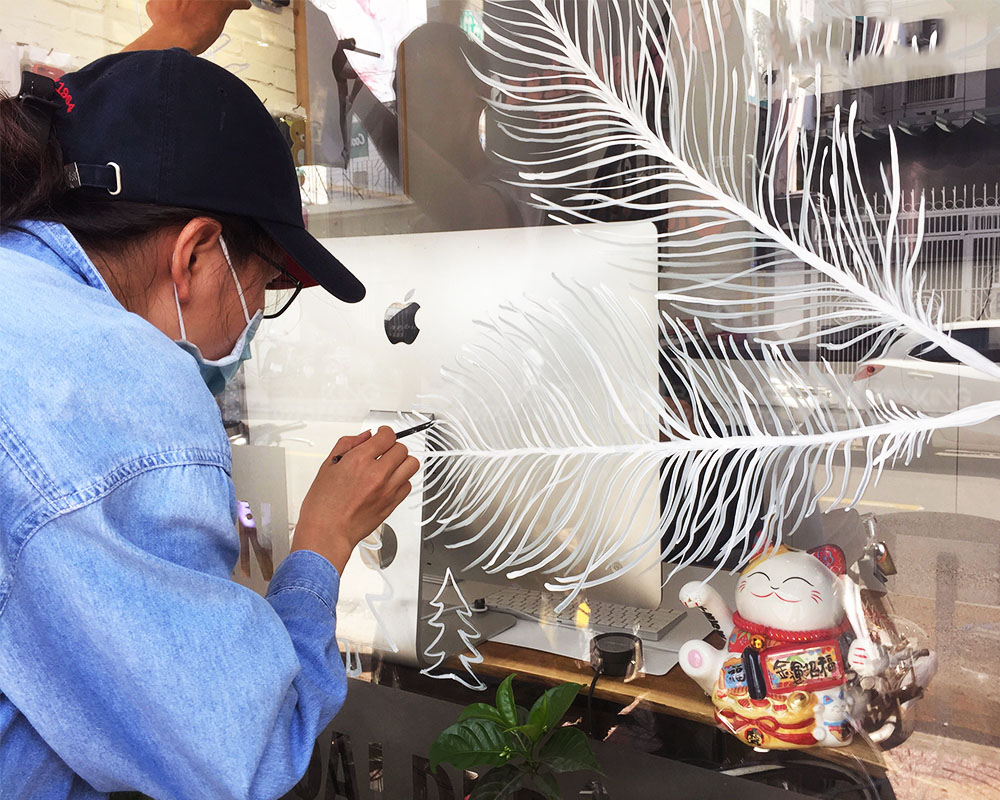 Noel 2020: Dịch vụ vẽ ông già tuyết trên cửa kính nở rộ, nhân viên ngày đút ví vài triệu đồng-5