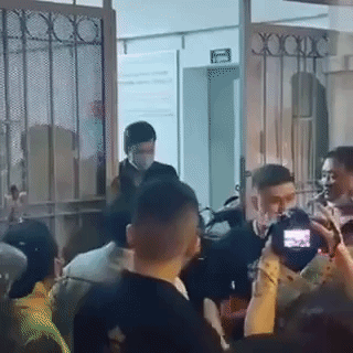 Trong đêm muộn, nghệ sĩ Việt Hương bước đi không vững cùng Nhã Phương có mặt tại nơi đặt thi thể nghệ sĩ Chí Tài-2