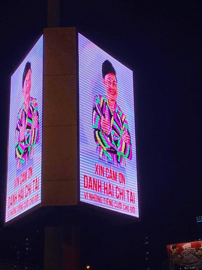 Hình ảnh nghệ sĩ Chí Tài trên biển quảng cáo lớn tại ngã tư Hàng Xanh khiến nhiều người xúc động-1