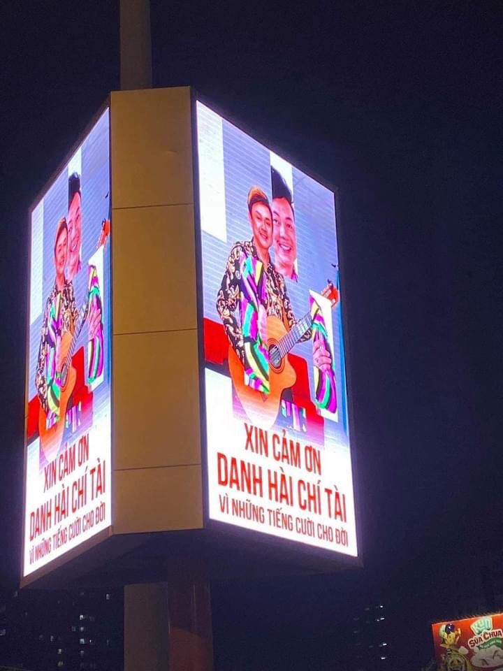 Hình ảnh nghệ sĩ Chí Tài trên biển quảng cáo lớn tại ngã tư Hàng Xanh khiến nhiều người xúc động-2