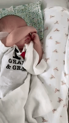 Hà Hồ khoe nhóc tỳ Leon mới hơn 1 tháng đã bụ bẫm đáng yêu, còn ra lệnh thế này cho bố Kim Lý!-1