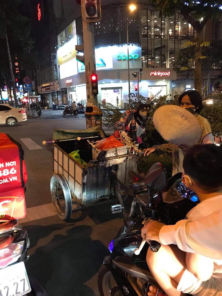 Chuyện đời tréo ngoe khi chú chó theo chủ đi mưu sinh nhưng lại nằm ôm gấu bông, trùm mũ ngủ rất an nhàn bất ngờ trở thành tâm điểm bàn tán trên mạng xã hội-2
