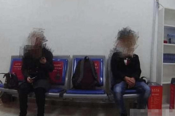 Thấy đồ dùng trong nhà cứ tự dưng di chuyển, người phụ nữ âm thầm theo dõi và phát hiện chuyện gây sốc trên mái nhà-5