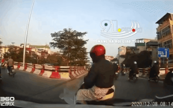 CLIP: Tạt đầu ô tô nhanh như chớp, ninja lĩnh ngay cái kết ê chề và phản ứng của nữ tài xế-1