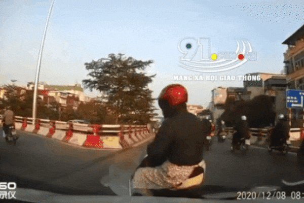 CLIP: Lao vào xe máy để tranh đường, tài xế ô tô tải có hành động gây phẫn nộ ngay sau đó-2