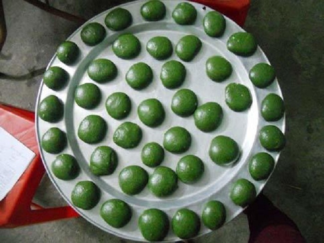 Loại bánh lạ màu xanh đặc sản miền núi hút khách Hà thành-2