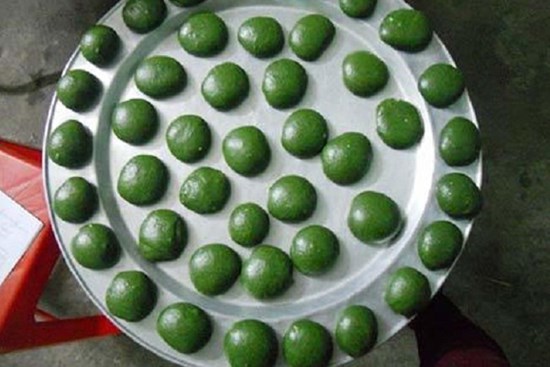 Loại bánh 'lạ' màu xanh đặc sản miền núi hút khách Hà thành