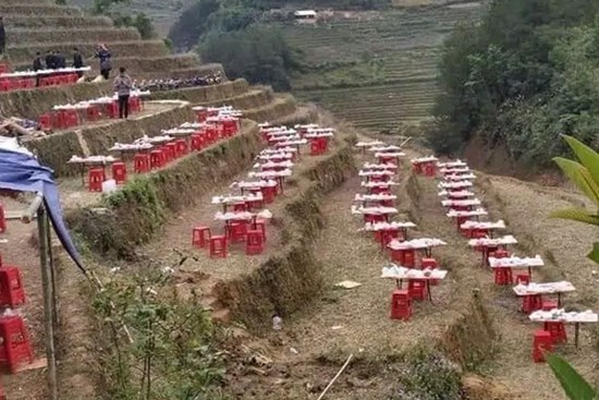 Giờ mới biết đám cưới vùng cao độc lạ đến vậy: Cỗ bày trên thửa ruộng bậc thang, netizen thắc mắc vậy cô dâu chú rể đi mời cỗ ra sao?