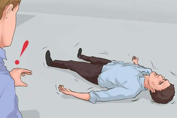 Nam thanh niên bị thang máy kẹp vỡ đầu-2