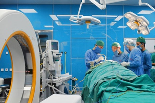 Nam thanh niên bị thang máy kẹp vỡ đầu-1