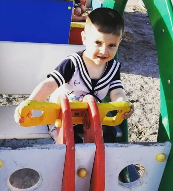 Con trai nằm cứng đơ trên ghế vì bị cha dượng tra tấn, mẹ không gọi cấp cứu mà hành động quái gở, tư thế khi chết của đứa trẻ gây nhói lòng-1