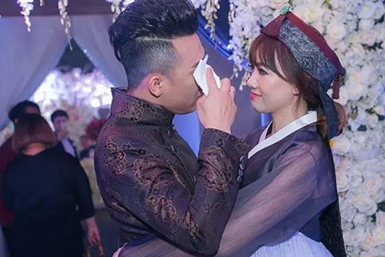 Khóc trước sự yêu ghét mà Trấn Thành chia sẻ khi đứng bên di hài nghệ sĩ Chí Tài: Cứ phải đợi đến khi qua đời mới bỏ qua cho nhau được sao?