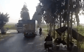 CLIP: Lao vào xe máy để tranh đường, tài xế ô tô tải có hành động gây phẫn nộ ngay sau đó-1