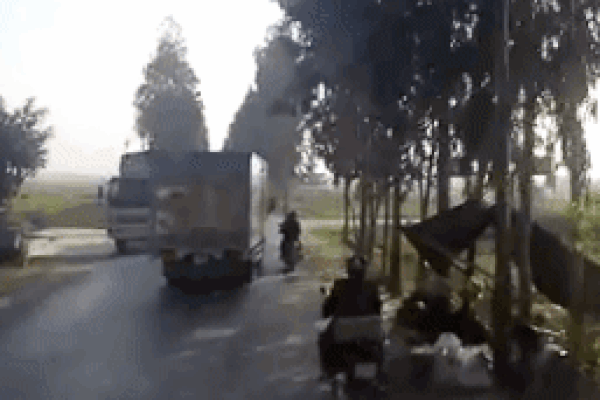 Cú đánh lái cứu hàng chục người trong thế ngàn cân treo sợi tóc trên ô tô khách-2