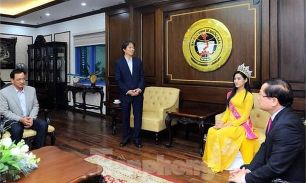 Trưởng BTC cuộc thi Hoa hậu Việt Nam 2020 phản hồi gì về bức ảnh Hiệu trưởng chắp tay báo cáo Hoa hậu?-1
