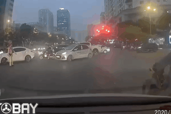CLIP: CSGT vừa tuýt còi, taxi quay ngoắt đầu xe, bỏ chạy một mạch