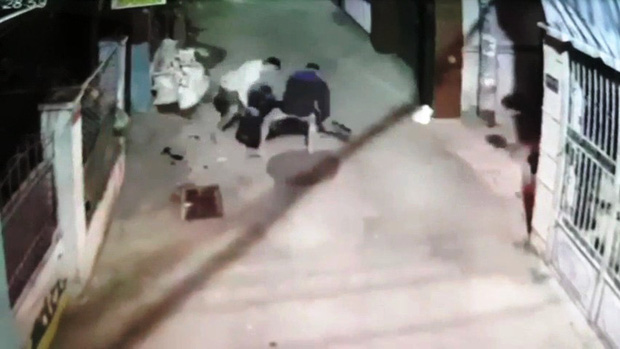 Camera ghi lại cận cảnh 2 băng nhóm bắn nhau như phim hành động ở Tiền Giang-1