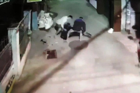 Camera ghi lại cận cảnh 2 băng nhóm bắn nhau như phim hành động ở Tiền Giang