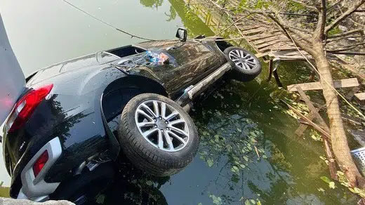 Ô tô lao xuống hồ Nghi Tàm, nhiều người thoát chết-1